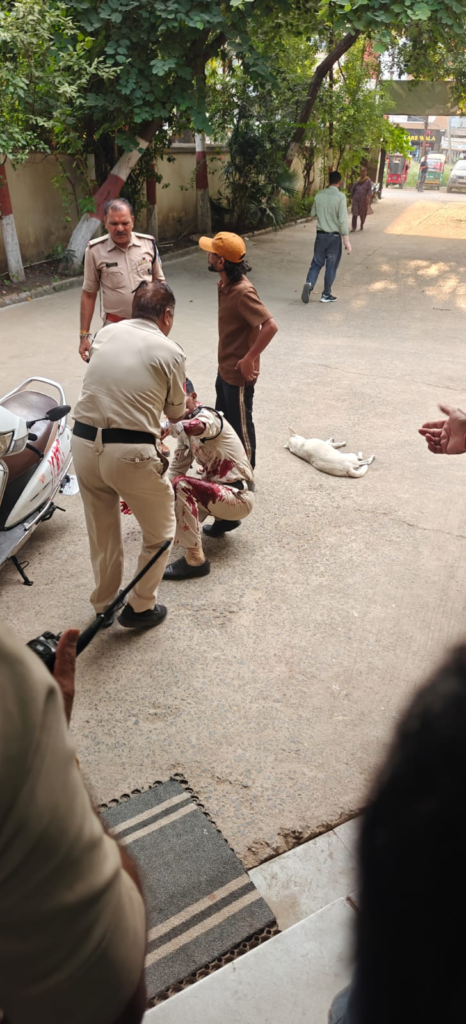 घायल हेड कांस्टेबल को संभालते पुलिसकर्मी