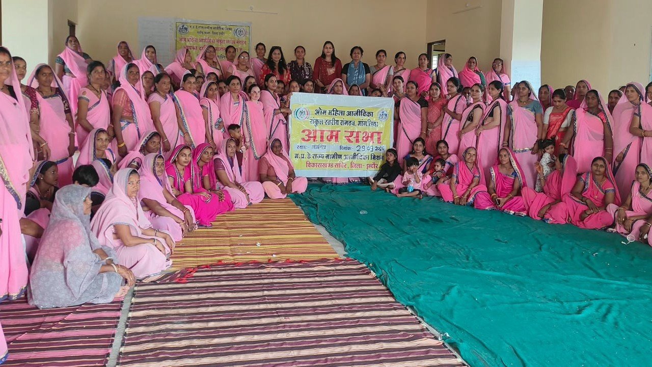सांवेर में आजीविका मिशन की आम सभा में महिला स्वयं सहायता समूहों की सदस्याएं