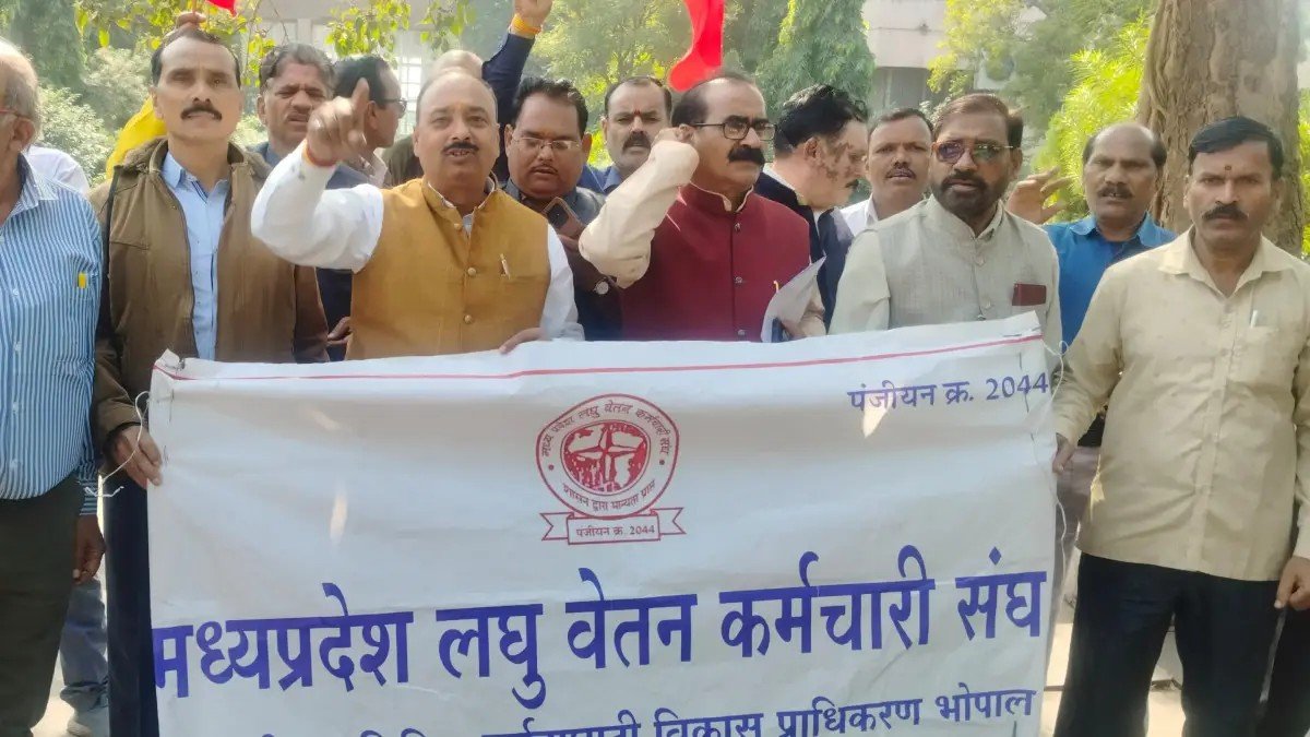 मध्यप्रदेश लघु वेतन कर्मचारी संघ के सदस्य प्रदर्शन करते हुए
