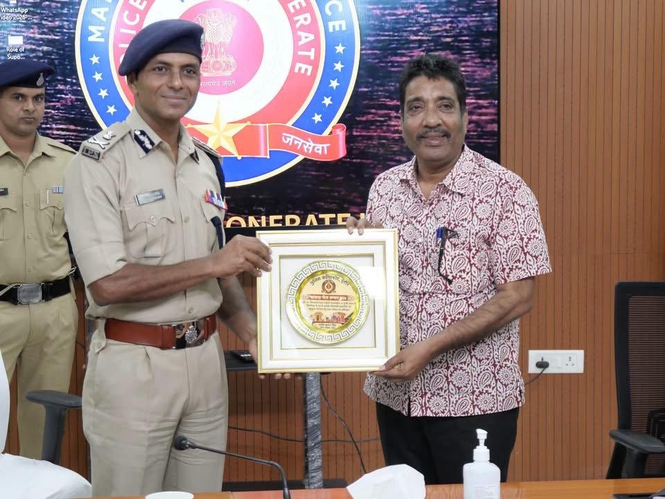 श्री अरविंद तिवारी को सम्मानित करते पुलिस कमिश्नर
