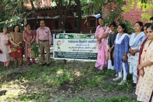 महारानी लक्ष्मीबाई कन्या महाविद्यालय इंदौर में इकोक्लब के वृक्षारोपण कार्यक्रम में प्राध्यापिकाएं एवं छात्राएं