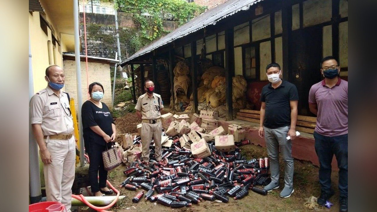 मोकोकचुंग में पुलिस द्वारा जब्त अवैध शराब
