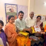इंदौर में आंगन मिलन सेवा कार्यक्रम में आंगनवाड़ी कार्यकर्ताओं का सम्मान
