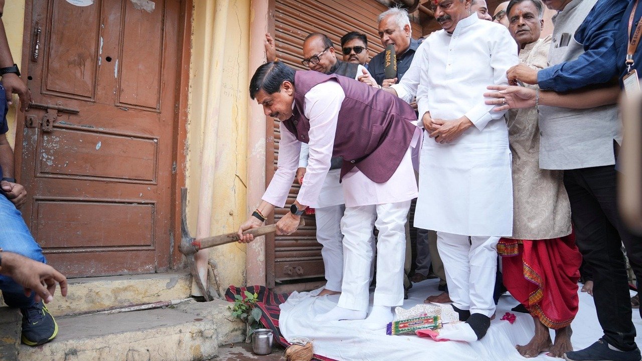 पैतृक मकान पर गेती चलाते मुख्यमंत्री डॉ. मोहन यादव