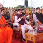पंख मैराथन के शुभारंभ अवसर पर मंच पर मुख्यमंत्री डॉ. मोहन यादव