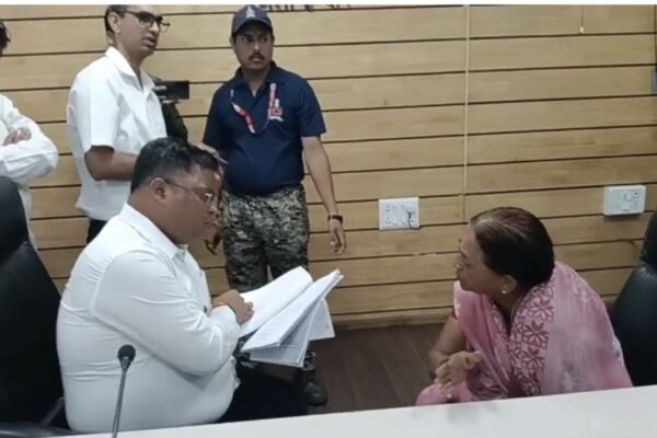 इंदौर कलेक्टर कार्यालय में जनसुनवाई