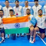 स्वर्ण जीतने के बाद तिरंगे के साथ भारतीय पुरुष कबड्डी टीम (फाइल फोटो: टेलीग्राफ इंडिया)