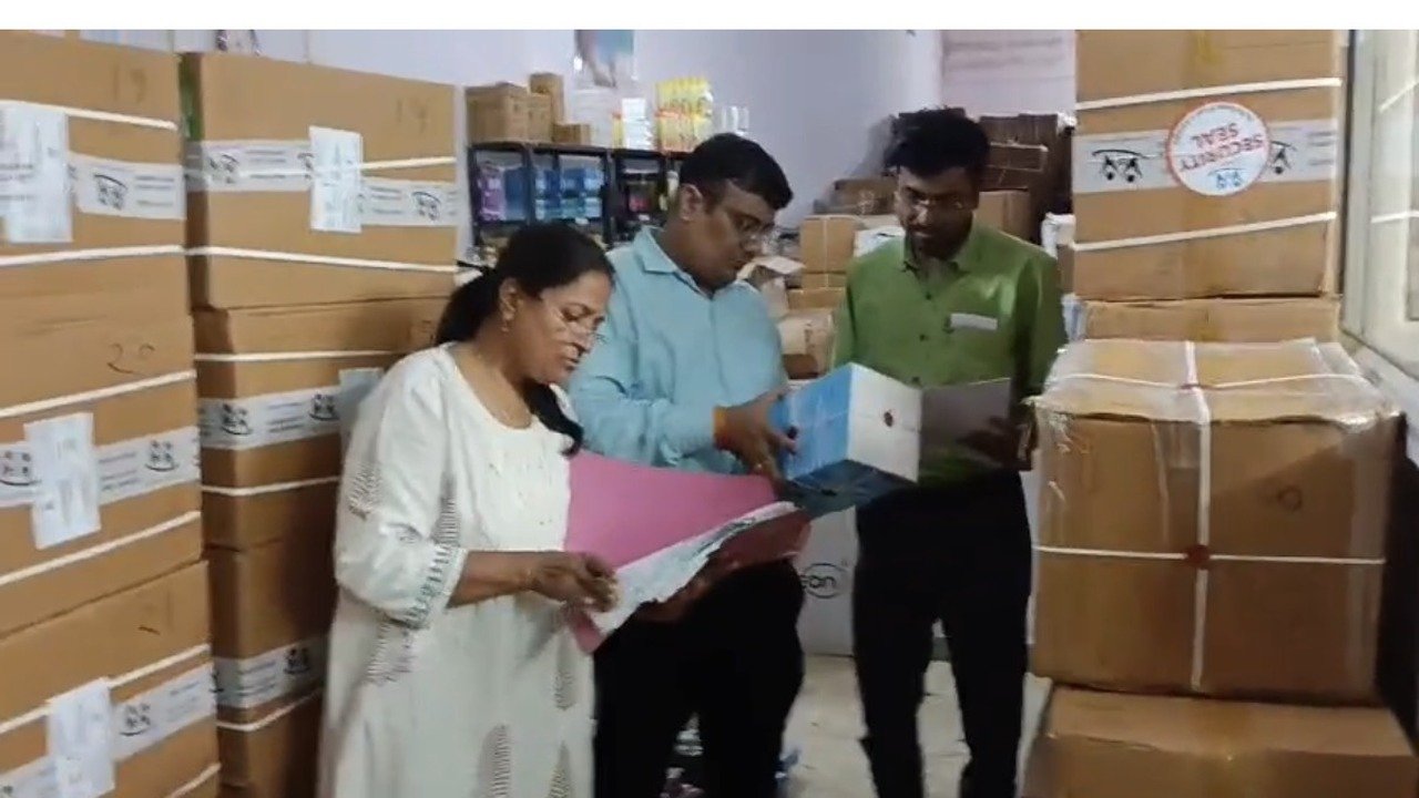 गोदाम में जब्त दवाओं की पेटियों की जांच करते औषधि विभाग के अधिकारी