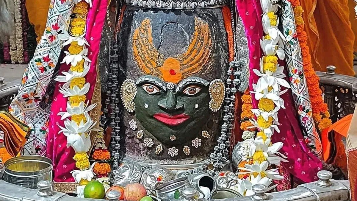 भस्म आरती में श्रृंगारित बाबा महाकाल, उज्जैन