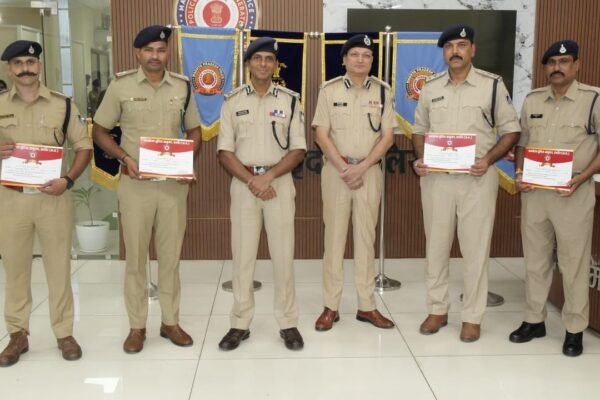 पुलिस कमिश्नर इंदौर द्वारा पुलिसकर्मियों का सम्मान