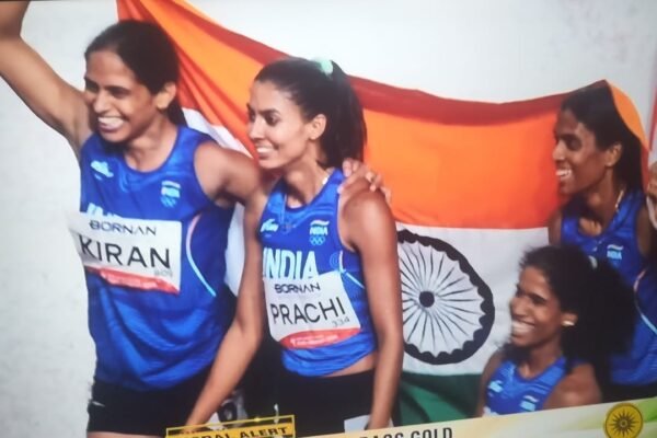 स्वर्ण जीतने के बाद तिरंगे के साथ भारतीय महिला रिले टीम
