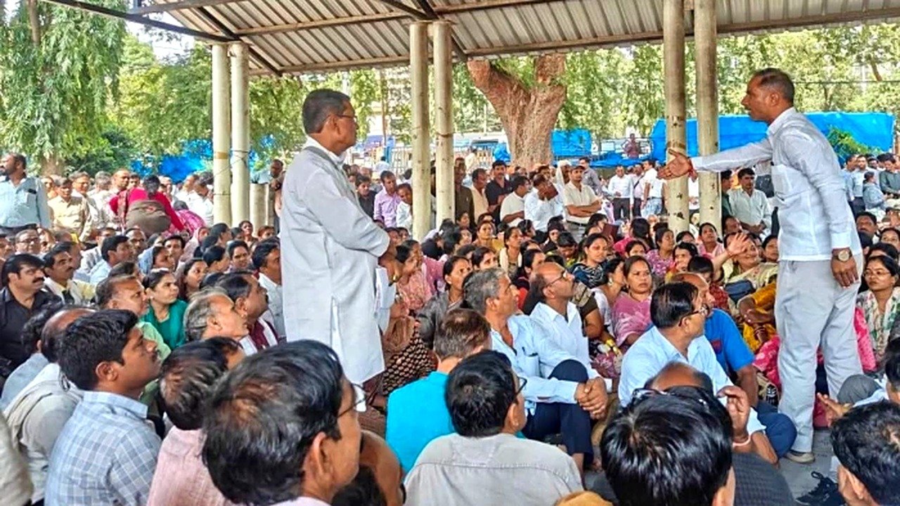 भोपाल के नीलम पार्क में धरना दे रहे शिक्षक