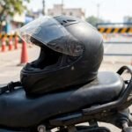 ट्रैफिक चेक बैरियर पर हेलमेट (सांकेतिक तस्वीर)