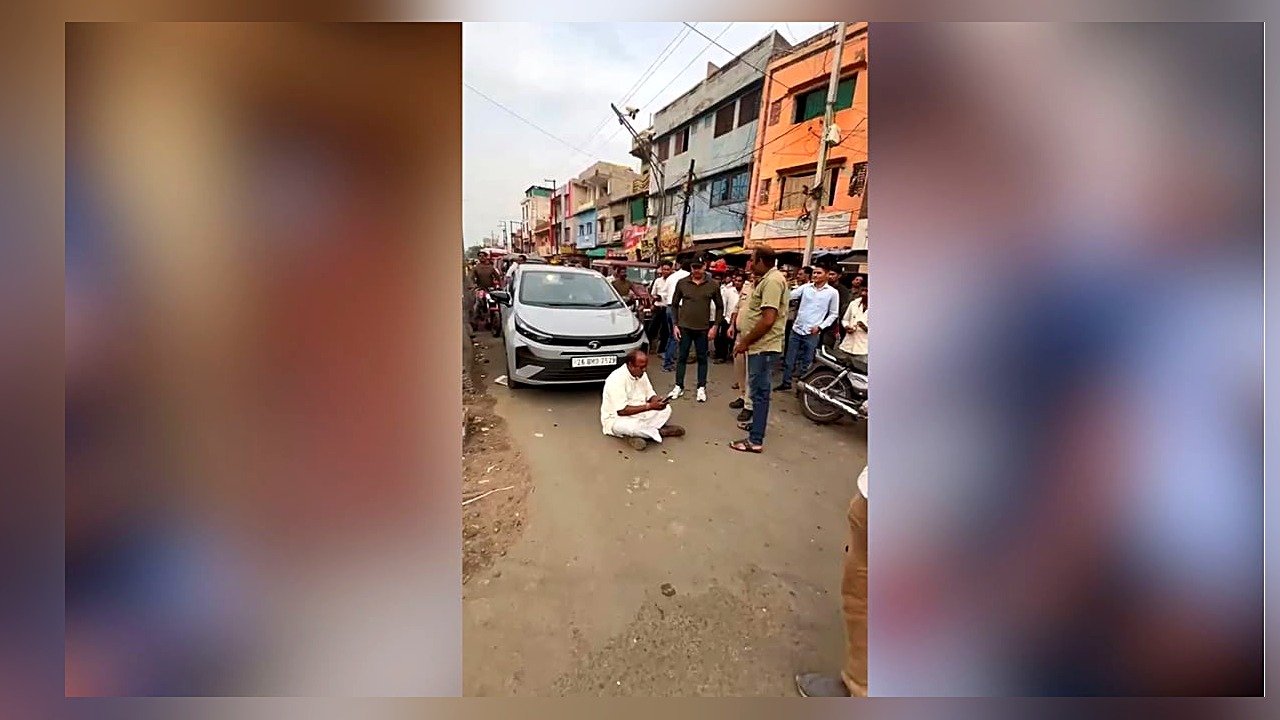 बीना में सड़क पर धरने पर बैठे भाजपा नेता रमेश जड़िया