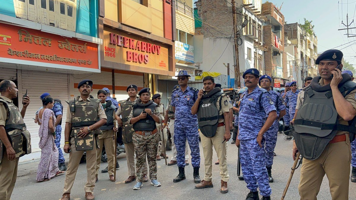 उज्जैन शाही मस्जिद के पास तैनात पुलिस बल