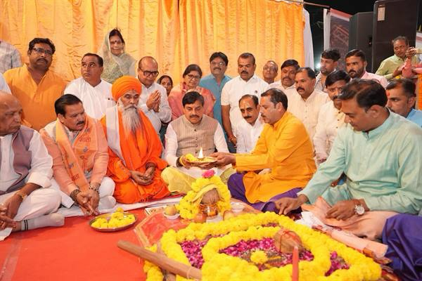 उज्जैन में विकास कार्यों का भूमि-पूजन करते मुख्यमंत्री डॉ. मोहन यादव