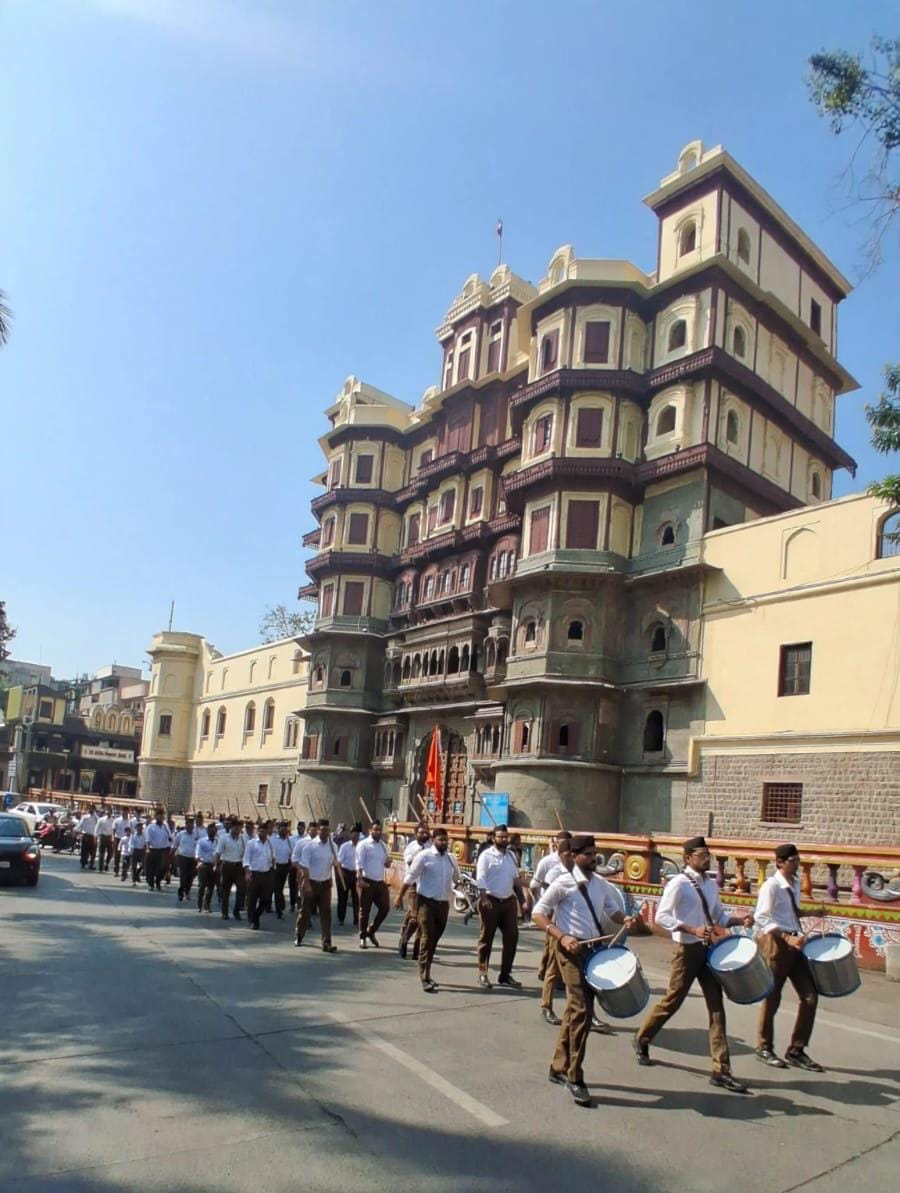 इंदौर में शताब्दी वर्ष के पथ संचलन में कदमताल करते स्वयंसेवक