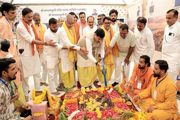 नलखेड़ा में मां बगलामुखी देवी लोक का भूमि-पूजन करते मुख्यमंत्री