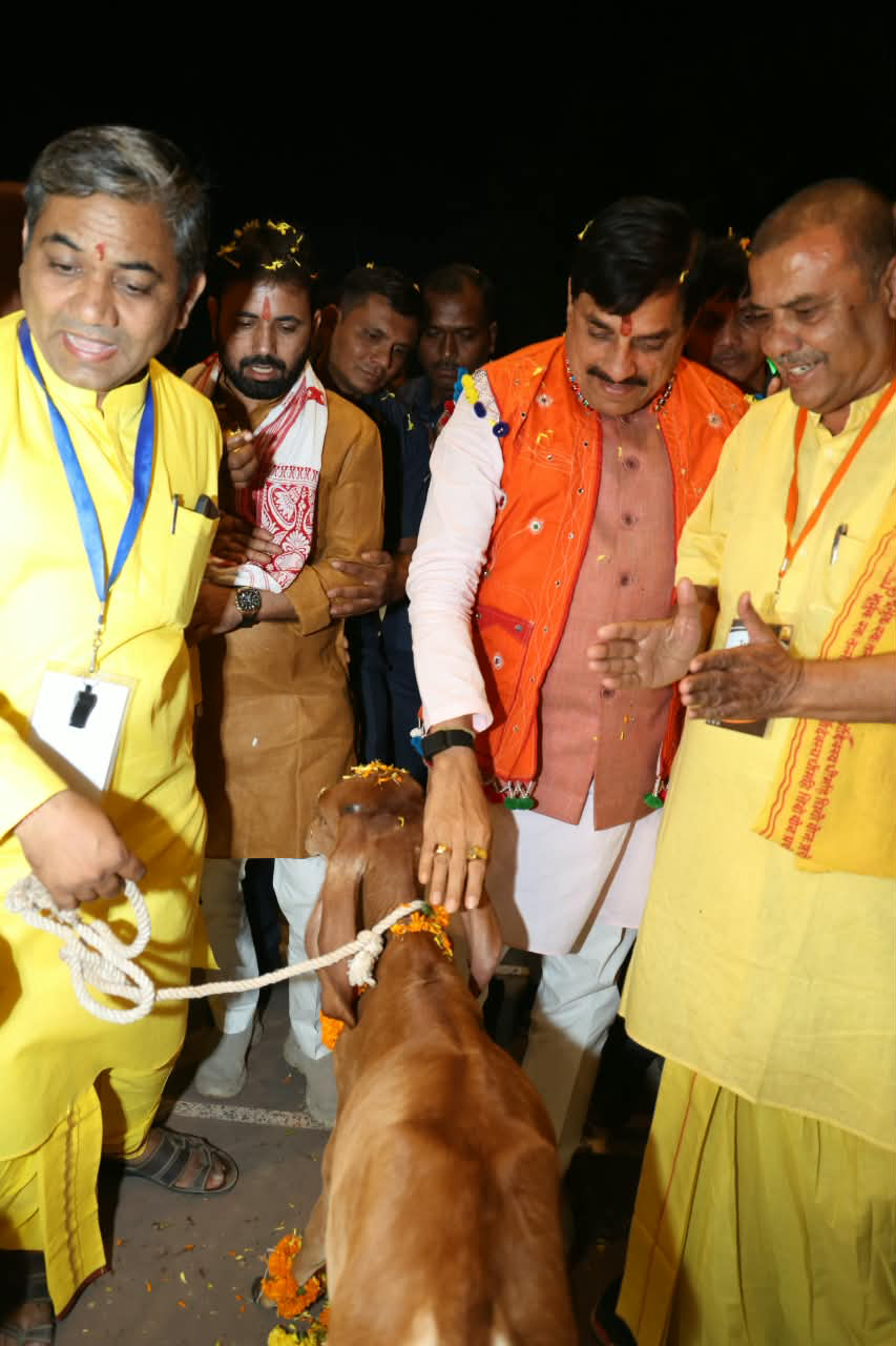 सप्त गौ परिक्रमा मंदिर में गौ पूजन करते मुख्यमंत्री डॉ. मोहन यादव