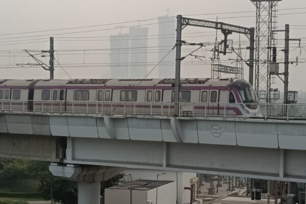 सांकेतिक चित्र: मेट्रो स्टेशन पर खड़ी ट्रेन