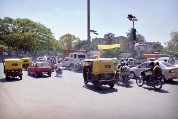 सांकेतिक चित्र: शहर में यातायात (प्रतीकात्मक तस्वीर)