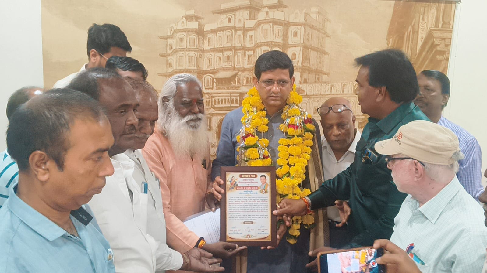 कोली समाज द्वारा महापौर पुष्यमित्र भार्गव का अभिनंदन