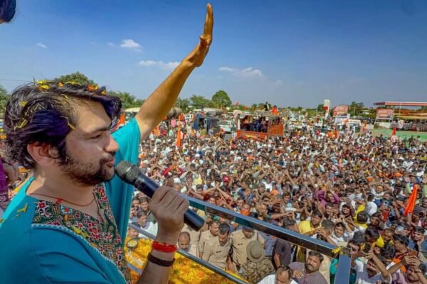 छतरपुर में रथ यात्रा के दौरान संबोधित करते बागेश्वर महाराज