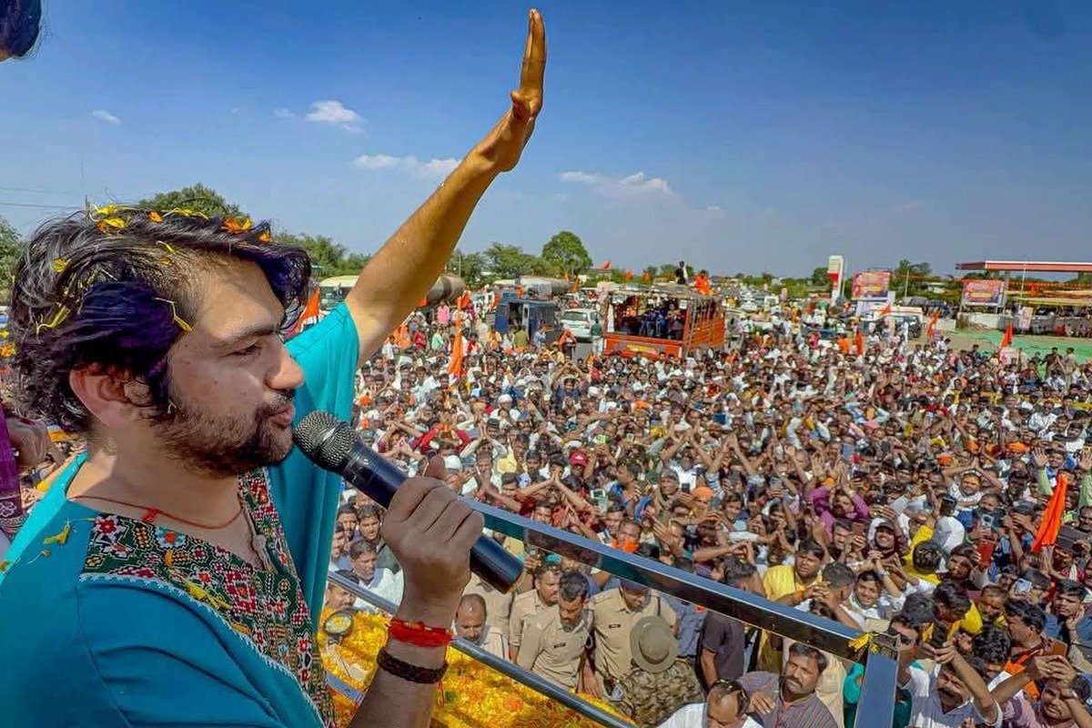 छतरपुर में रथ यात्रा के दौरान संबोधित करते बागेश्वर महाराज