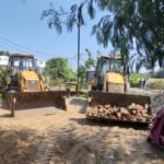 ग्राम बरदरी में शासकीय भूमि से अतिक्रमण हटाती JCB मशीनें