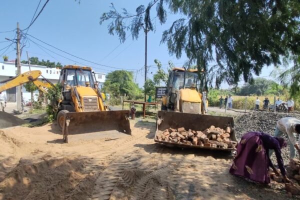 ग्राम बरदरी में शासकीय भूमि से अतिक्रमण हटाती JCB मशीनें