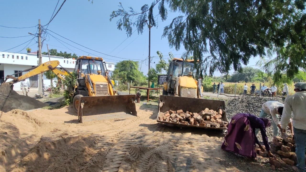 ग्राम बरदरी में शासकीय भूमि से अतिक्रमण हटाती JCB मशीनें