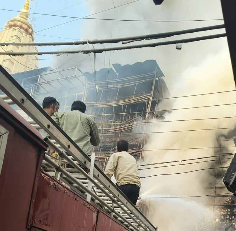 दमकलकर्मी आग पर काबू पाते हुए — फोटो: विस्तार न्यूज़
