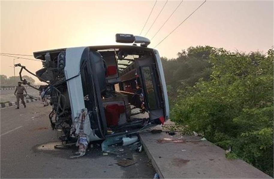 बंगा फ्लाईओवर बस हादसे की तस्वीर