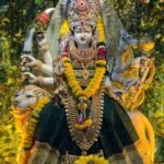 फूलों से सजी मां दुर्गा की प्रतिमा