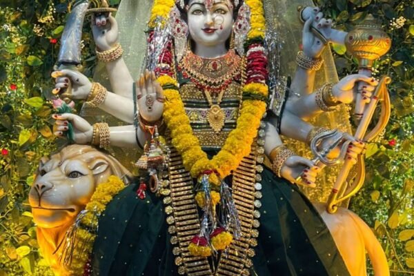 फूलों से सजी मां दुर्गा की प्रतिमा