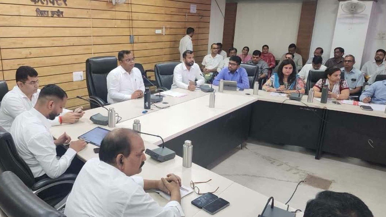 इंदौर कलेक्ट्रेट में टीएल समीक्षा बैठक (फोटो: सौजन्य — जनसंपर्क, मध्यप्रदेश)