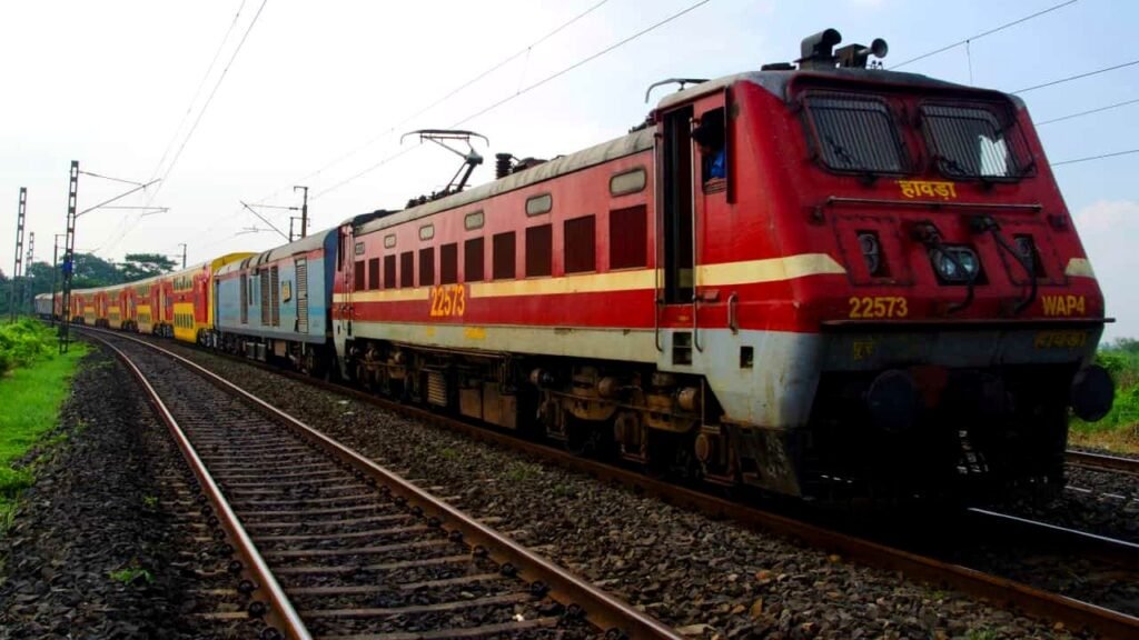पटरी पर दौड़ती एक्सप्रेस ट्रेन