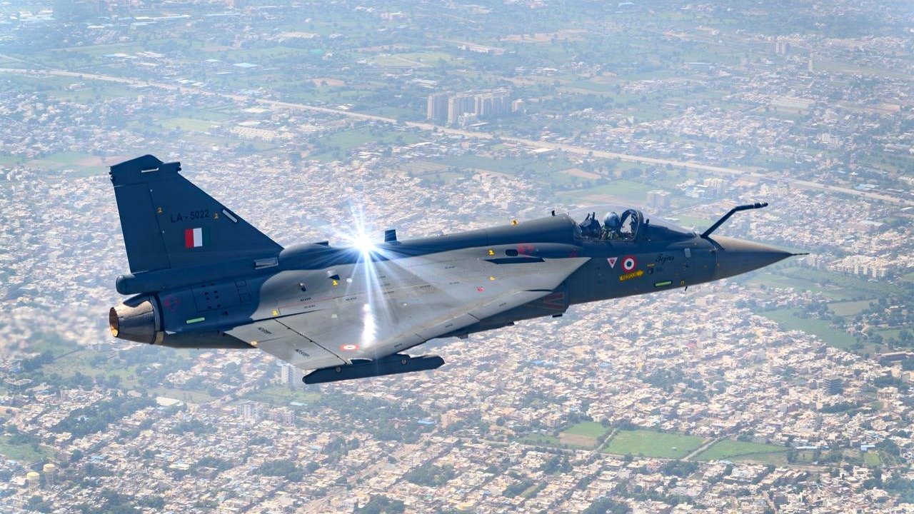उड़ान भरता स्वदेशी तेजस लड़ाकू विमान