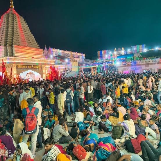 नवरात्रि में मंदिर परिसर में उमड़ी श्रद्धालुओं की भीड़