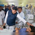 मुख्यमंत्री डॉ. मोहन यादव और केंद्रीय मंत्री ज्योतिरादित्य सिंधिया ग्वालियर अस्पताल में घायलों का हाल जानते हुए