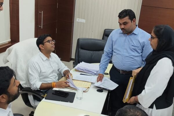 आयुक्त क्षितिज सिंघल जनसुनवाई करते हुए