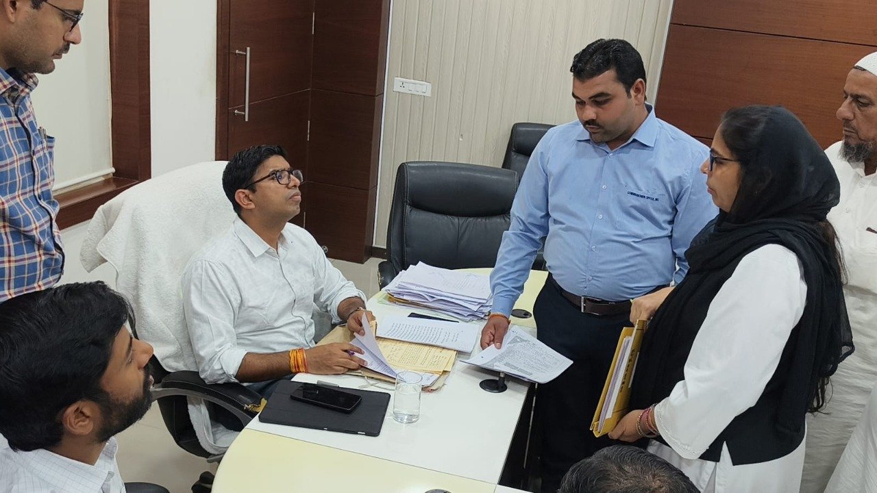 आयुक्त क्षितिज सिंघल जनसुनवाई करते हुए