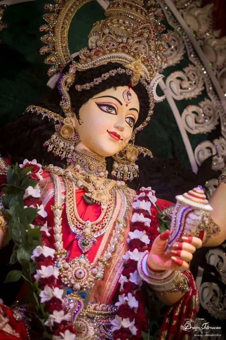 मां ब्रह्मचारिणी — सजी हुई देवी प्रतिमा