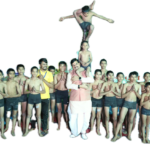 गायत्री धाम में मलखंभ प्रस्तुति के बाद विद्यार्थियों के साथ मुख्यमंत्री डॉ. मोहन यादव