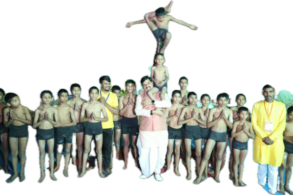 गायत्री धाम में मलखंभ प्रस्तुति के बाद विद्यार्थियों के साथ मुख्यमंत्री डॉ. मोहन यादव