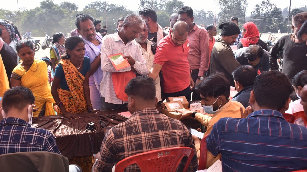 सरकारी सेवा शिविर में पंजीयन कराते नागरिक