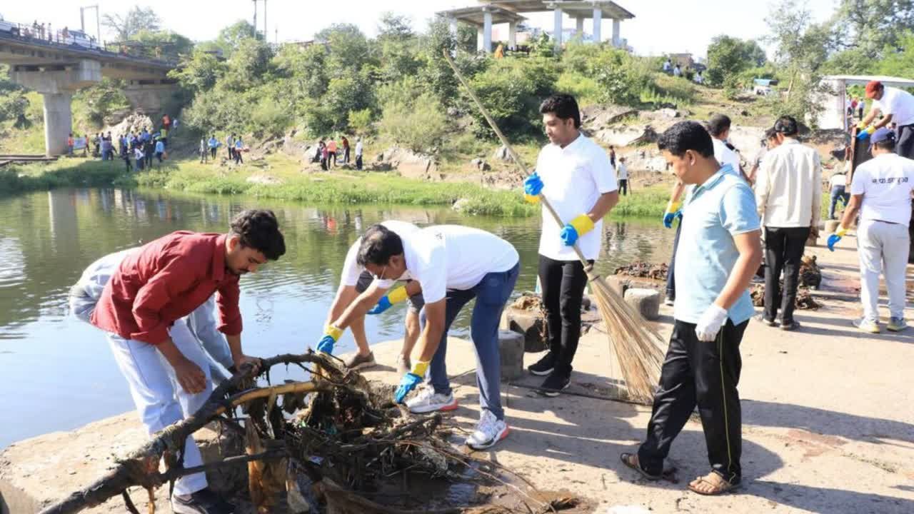झाबुआ में अनास नदी घाट पर सफाई अभियान