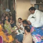 भागीरथपुरा में पीड़ित परिवारों से मिलते कांग्रेस नेता