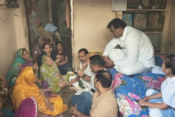 भागीरथपुरा में पीड़ित परिवारों से मिलते कांग्रेस नेता