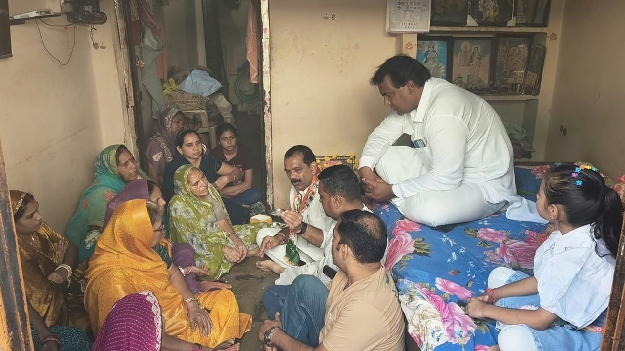 भागीरथपुरा में पीड़ित परिवारों से मिलते कांग्रेस नेता